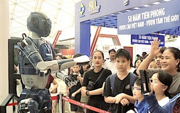 Người dân trầm trồ trước giàn khoan trên biển, đường tải điện xuyên Bắc Nam, robot biết nói