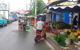 Hàng quán lấn chiếm hết vỉa hè, tôi biết đi bộ ở đâu?