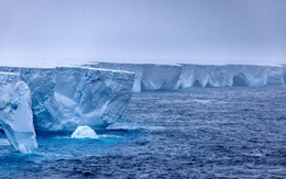 Tảng băng trôi lớn nhất thế giới vỡ vụn