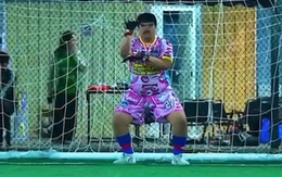 Màn 'thôi miên' đối thủ cực hiệu quả của thủ môn khi bắt penalty