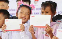 Học sinh vùng bão lũ xứ Nghệ nhận học bổng: 'Cô trò ai nấy đều vui'