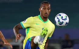 Tiền đạo tuyển Brazil nôn mửa trên sân sau khi va chạm đồng đội