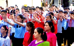 Lễ khai giảng đặc biệt ở Đà Nẵng: Học sinh hát quốc ca bằng ký hiệu tay