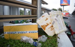 Vừa dọn sạch, rác trước lối ra nhà ga T3 lại 'mọc' lên: Do đường chưa bàn giao?