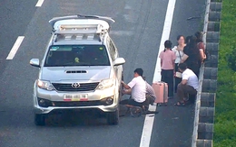 Dừng xe giữa cao tốc để thay lốp, tài xế bị phạt 13 triệu đồng