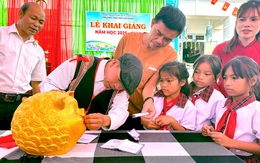 Trường vùng cao gây quỹ nuôi trò nghèo, trò mồ côi ngay ngày khai giảng