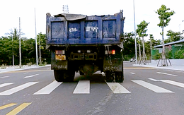 Xe ben ‘tung hoành’ giữa trung tâm Đà Nẵng, bùn đất rơi vãi nhem nhuốc khắp đường