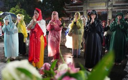 Người dân TP.HCM đội mưa, viếng chùa dịp lễ Vu lan báo hiếu