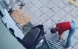 Cô gái có màn kê cầu dắt xe kiểu người đời