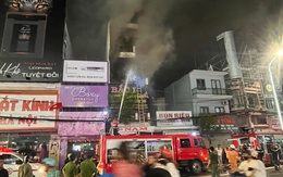 Cháy nhà 3 tầng tại trung tâm Nha Trang, cảnh sát phá cửa dập lửa