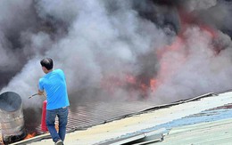 Công ty sản xuất bao bì ở xã Bà Điểm bốc cháy giữa trưa