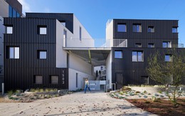 Thiết kế giải quyết 'sự phức tạp của cuộc sống cộng đồng' với tòa nhà chung cư ở Tây Los Angeles