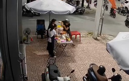 Hai cô gái đứng hình vì bị 'cô hồn sống' giật mất gà cúng trên tay