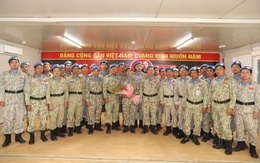 Lễ kết nạp Đảng đặc biệt của những chiến sĩ 'mũ nồi xanh' tại châu Phi