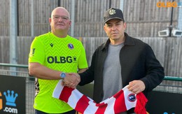 Đội bóng Anh ký hợp đồng với CĐV 54 tuổi làm thủ môn dự bị