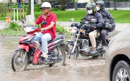 Đường Nguyễn Xiển chi chít ổ gà, mưa là ngập