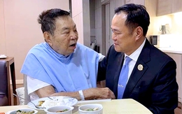 Khoảnh khắc xúc động tân Thủ tướng Thái Lan tới bệnh viện quỳ xuống ôm cha sau khi đắc cử