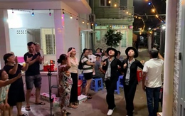 Cả xóm 'sĩ hết khu phố' khi có hai cô gái đi A80 về