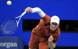 Vì sao Sinner giao bóng kém tại US Open 2025?