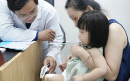 Cẩn trọng mắc viêm da tiếp xúc khi bơi ở hồ bơi công cộng