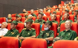 Xúc động 600 cựu chiến binh Vĩnh Thủy được mời xem Mưa đỏ