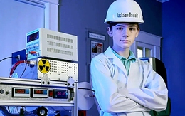 Cậu bé 12 tuổi đạt kỷ lục về thực hiện phản ứng hạt nhân, FBI phải đến kiểm tra?