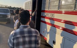 Ngoại trưởng Hàn Quốc phải sang Mỹ giải quyết vụ bắt giữ hàng trăm công nhân