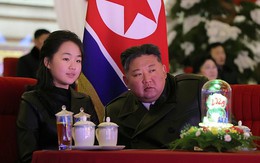 Ông Kim Jong Un cùng con gái dự lễ năm mới, gửi thông điệp đến binh sĩ ở Nga