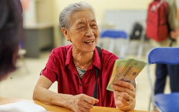 Mừng thọ, chúc thọ người cao tuổi Tết 2026: Có nơi tặng tiền triệu, vàng 24K và vải lụa