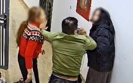 Tạm giữ hình sự người phụ nữ túm tóc, hành hung hàng xóm tại hành lang chung cư