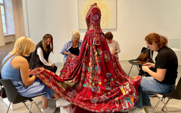 380 nghệ nhân từ 51 quốc gia cùng thêu nên một chiếc váy đỏ