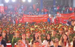 Hàng nghìn bạn trẻ xếp hàng hiến máu cứu người