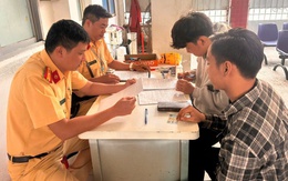 Vụ người đi xe máy ngăn cản cảnh sát giao thông: Không chấp hành đo nồng độ cồn