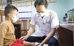 Xoay cẳng chân 180 độ, bác sĩ Việt tạo 'khớp gối mới' cho bé trai 5 tuổi