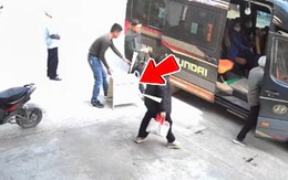 Chủ shop ngơ ngác khi lơ xe bê luôn bảng hiệu của quán lên xe vì tưởng nhầm là hành lý của khách