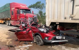 Ô tô con biến dạng sau vụ tai nạn, 4 người bị thương nhập viện cấp cứu