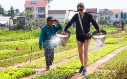 Du khách nước ngoài mê cuốc đất tại làng rau hơn 400 năm tuổi