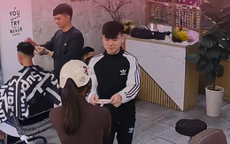 Chàng trai ngượng ngùng, xấu hổ khi gặp người thương