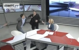 Sự thật vụ phe ủng hộ Đại giáo chủ Iran và cựu Thái tử Pahlavi ẩu đả trên sóng truyền hình