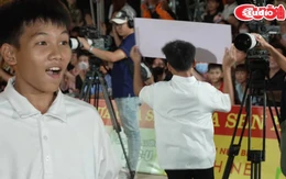 Cậu bé vui mừng cầm bảng thưởng chạy quanh trường quay khi nhận số tiền lớn