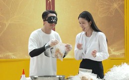 Bạch Công Khanh và Phương Anh nỗ lực trộn bánh tráng để hoàn thành thử thách