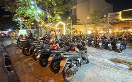 Cảnh sát giao thông An Sương, Hàng Xanh xử phạt hàng quán để xe lấn chiếm vỉa hè, lòng đường