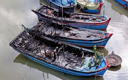 Hình ảnh 4 tàu cá cháy lúc rạng sáng, công an đang tìm nguyên nhân