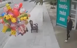 Ông chú vừa đem bóng bay ra bán đã được dọn hàng sớm