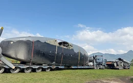 ‘Toa xe bay’ C-119 đã được đưa về sân bay Tà Cơn trưng bày bên ‘ngựa thồ’ C-130