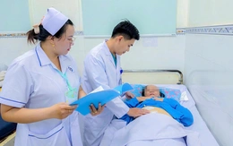 Cụ bà nguy kịch vì sỏi chồng sỏi, bác sĩ cảnh báo sai lầm dễ mắc phải
