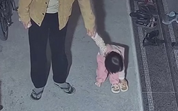 Lý do vì sao trẻ nhỏ hay đi dép trái