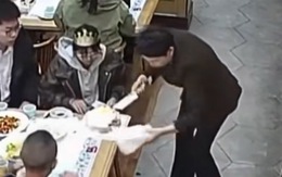 Dân mạng chấm 10 điểm cho nhà hàng chu đáo khi cô gái làm rơi bánh gato