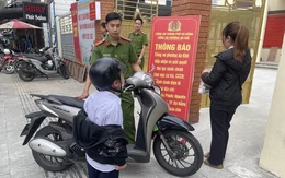 Con không chịu đi học, mẹ chở thẳng tới đồn công an và cái kết gây bão mạng