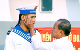 Xúc động giây phút cha tiễn con trai lên đường ra nhà giàn DK1 làm nhiệm vụ